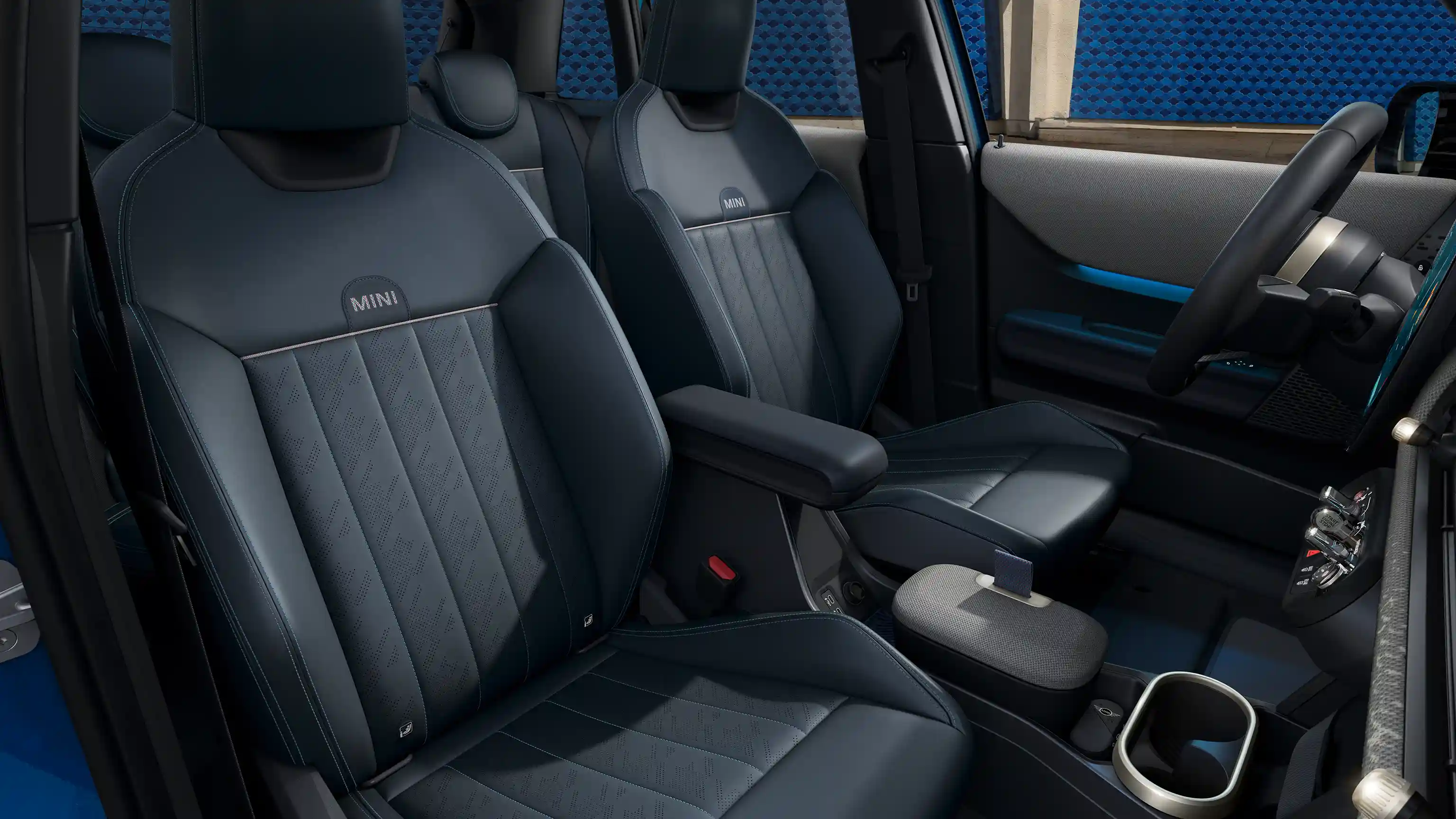 Interior view of the MINI Cooper 5-Door Favoured Style with front seats in Nightshade Blue Vescin