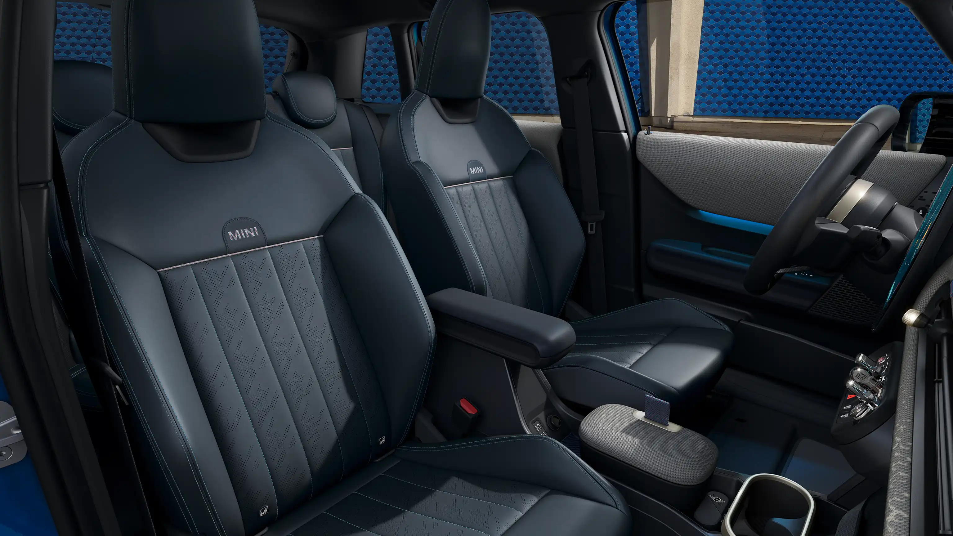Interior view of the MINI Cooper 5-Door with front seats in Nightshade Blue Vescin
