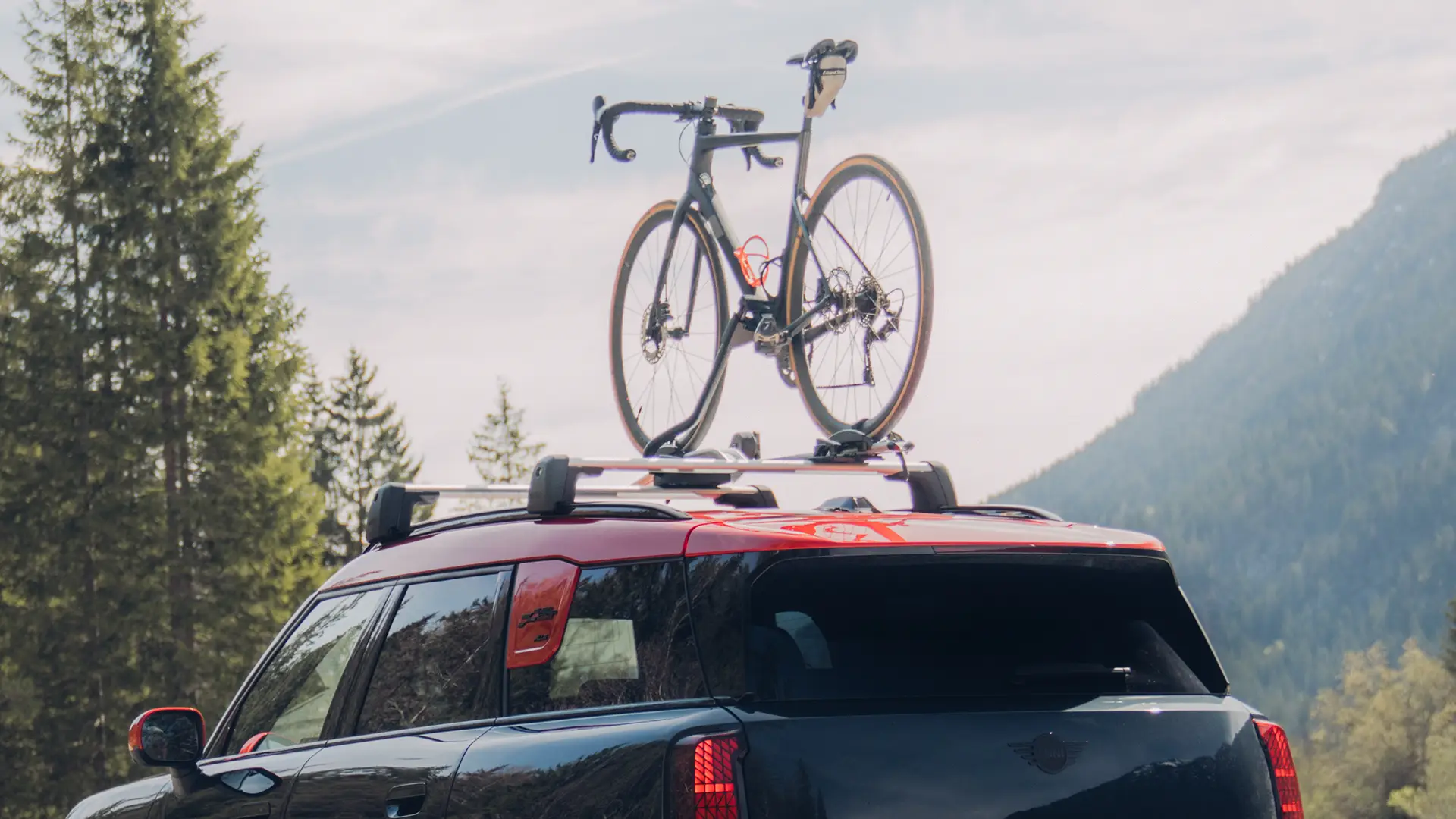 MINI Countryman Cooper in Black with MINI Roof Rack and MINI Roof Cycle Carrier with one bike – rear-side view