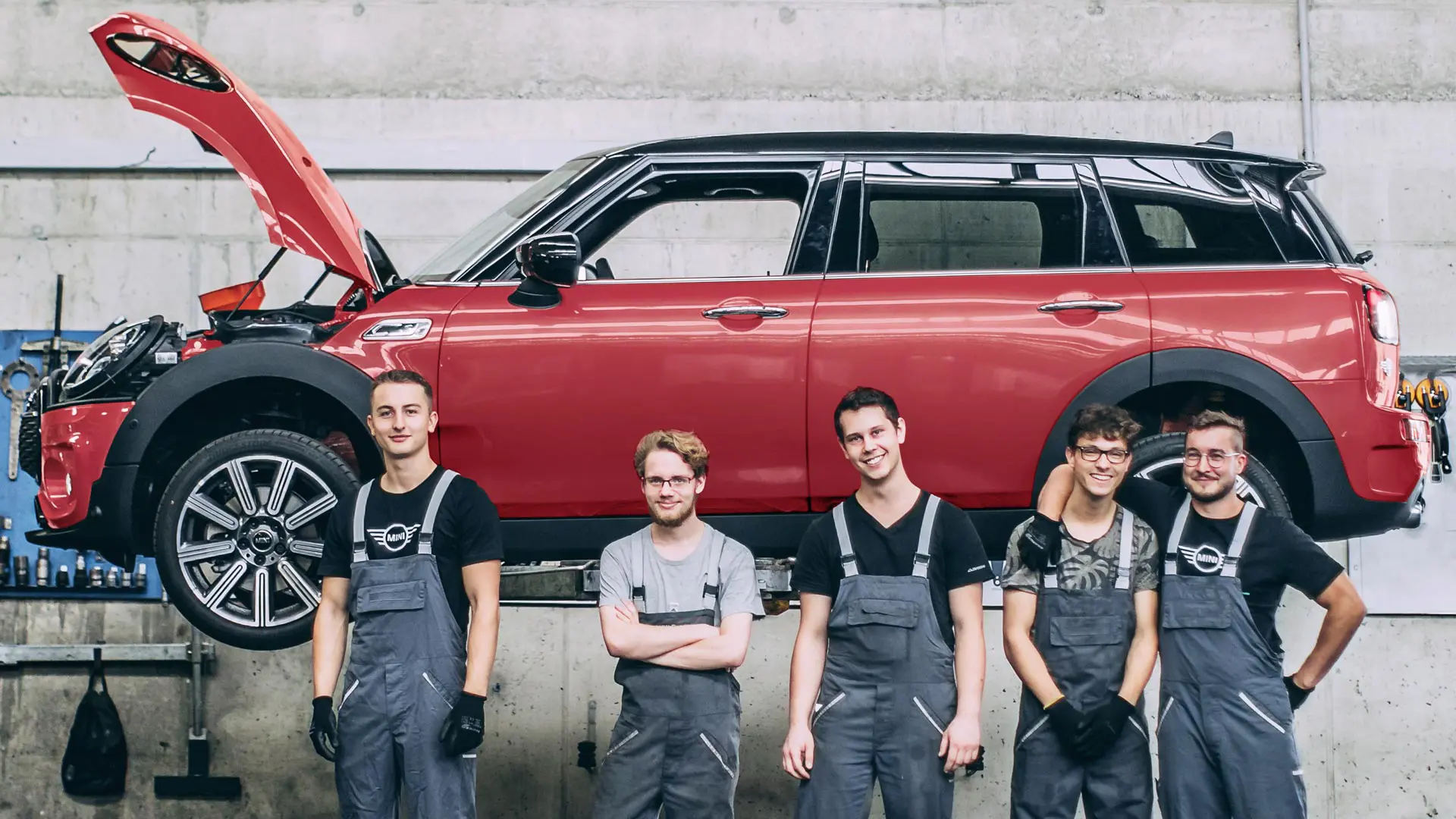MINI Service Inclusive – MINI technicians in front of MINI Countryman Cooper.