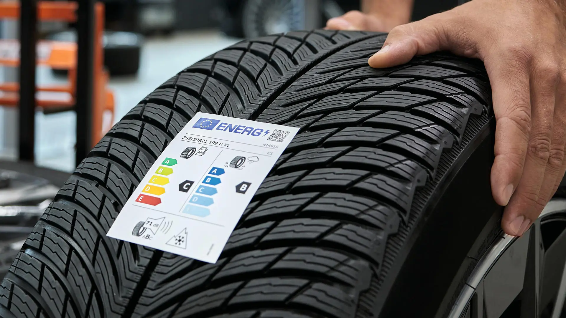 MINI-approved tyre with EU tyre label showing fuel efficiency, wet grip and noise emission levels.