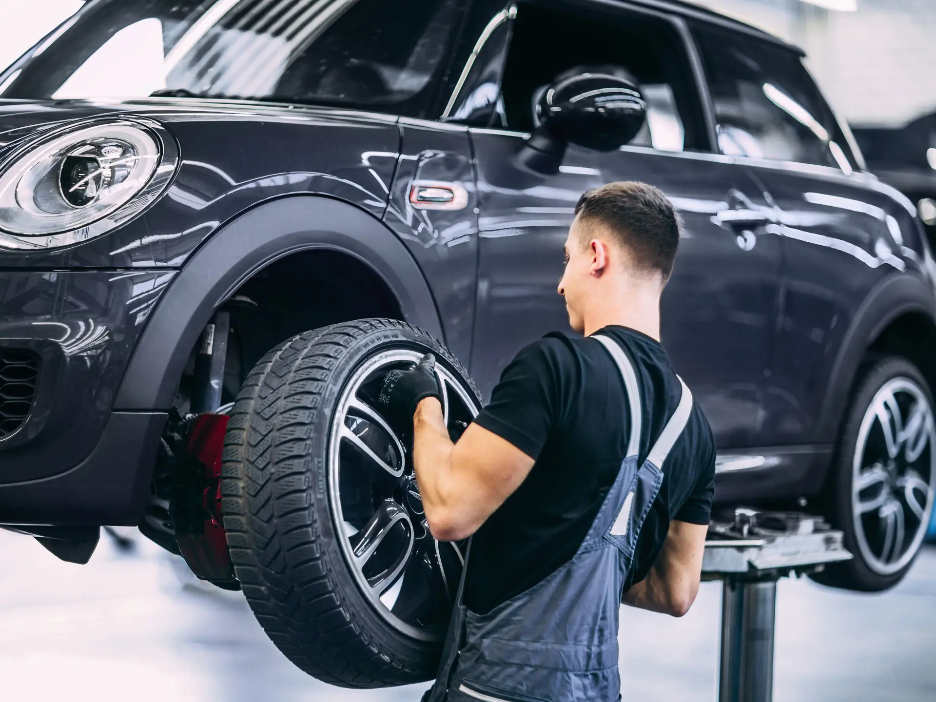 MINI Service Specialist changing a tyre on a MINI Cooper