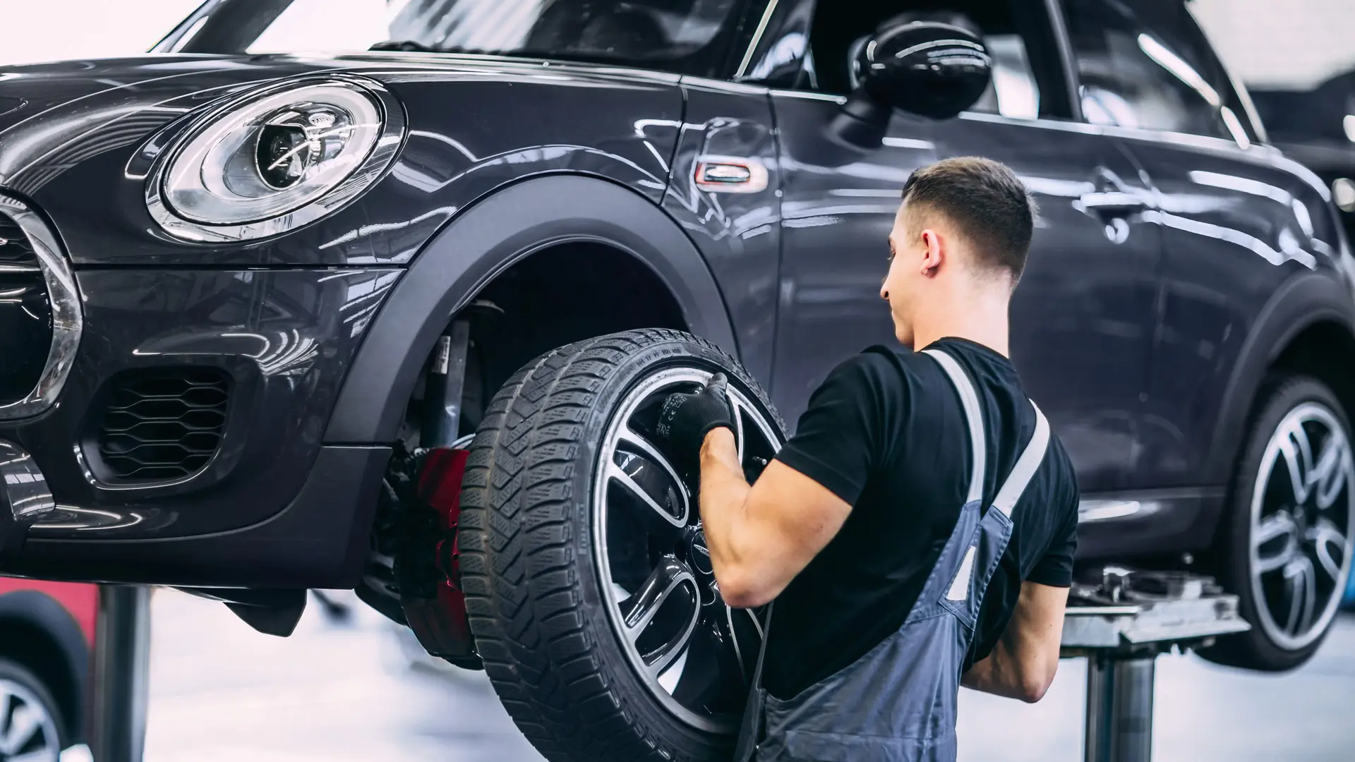 MINI Service Specialist changing a tyre on a MINI Cooper