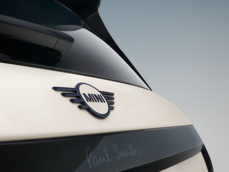 Close shot of the rear wing emblem of the all-electric MINI Cooper Paul Smith Edition in Inspired White.